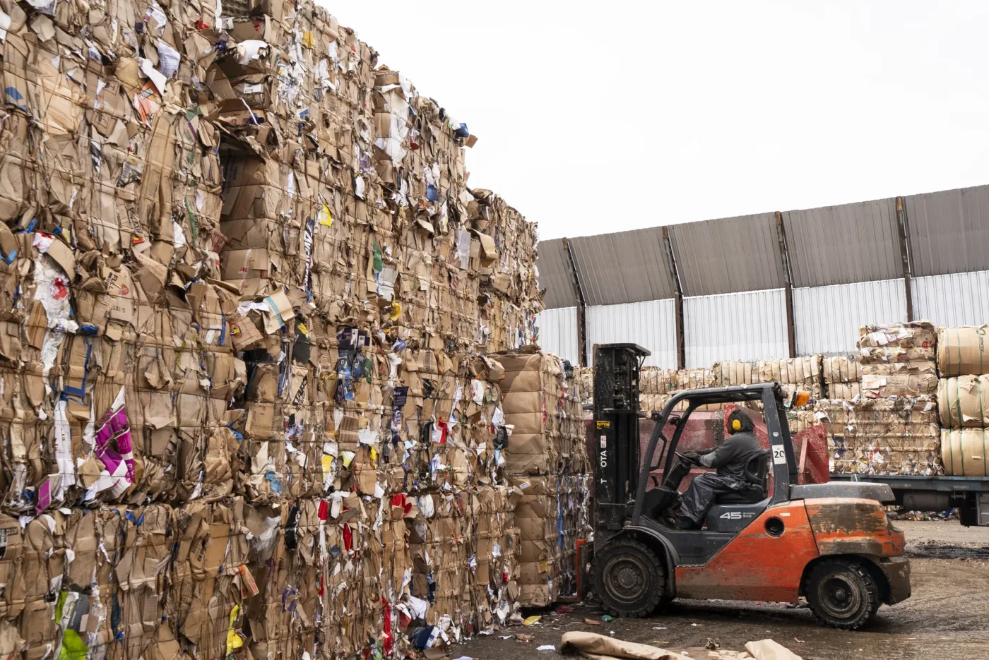 Fardos de cartón recuperado en el patio de Rainap, materia prima del papel reciclado