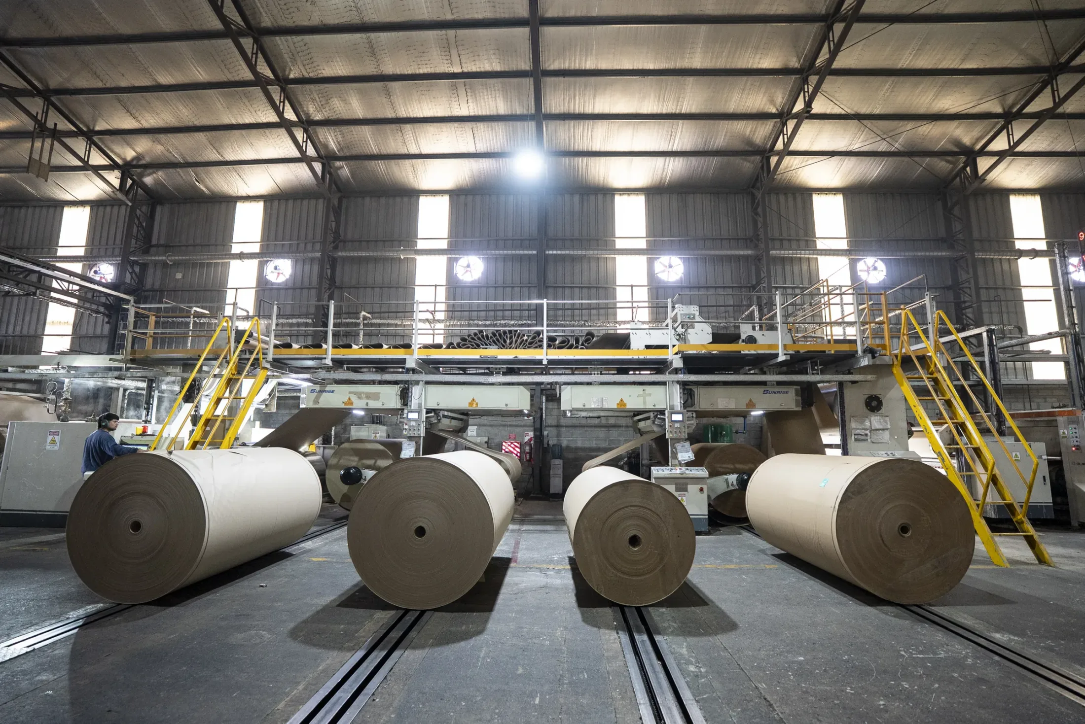 Bobinas de papel propio listas para alimentar la corrugadora en la planta de Rainap, Parque Industrial OKS, Garín