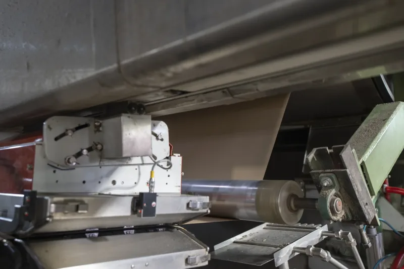 Scanner de control de calidad en línea recorriendo la hoja de papel en la máquina de Rainap
